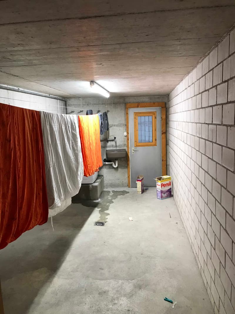 Waschküche mit WM/TB und Lavabo sowie Ausgang Garten Süd