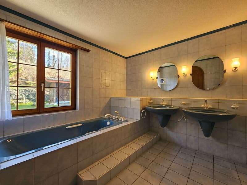Bad mit Wanne, zwei Lavabos, WC, Bidet und Fenster EG