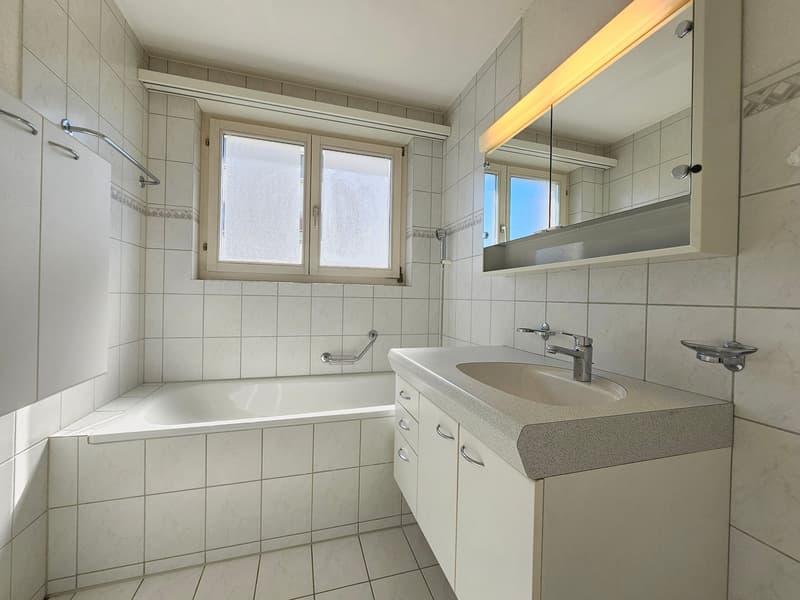 Bad mit Wanne, Lavabo und Fenster