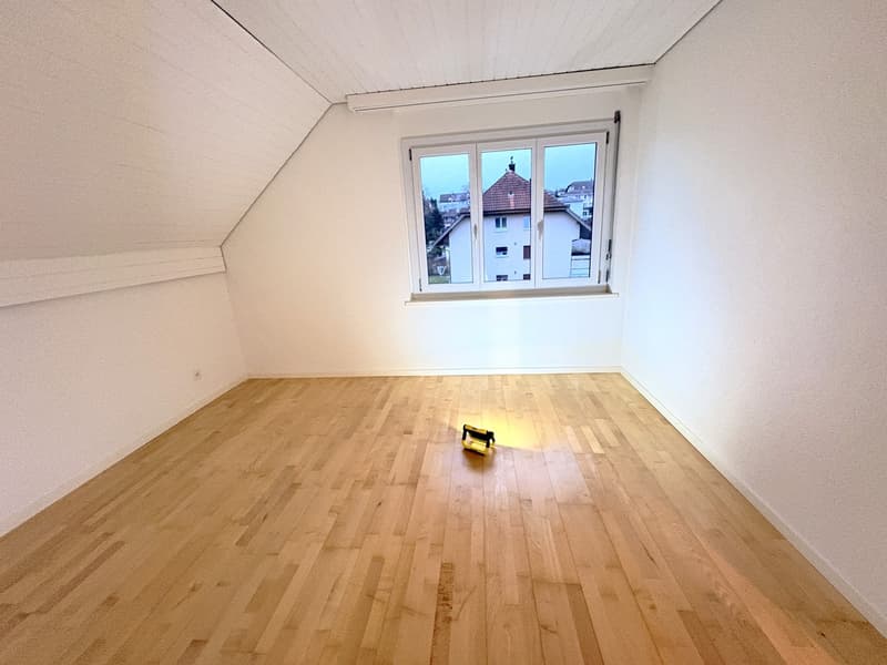 Bel appartement spacieux de 4,5 pièces au 2e étage d'une maison de 6 familles bien entretenue (12)