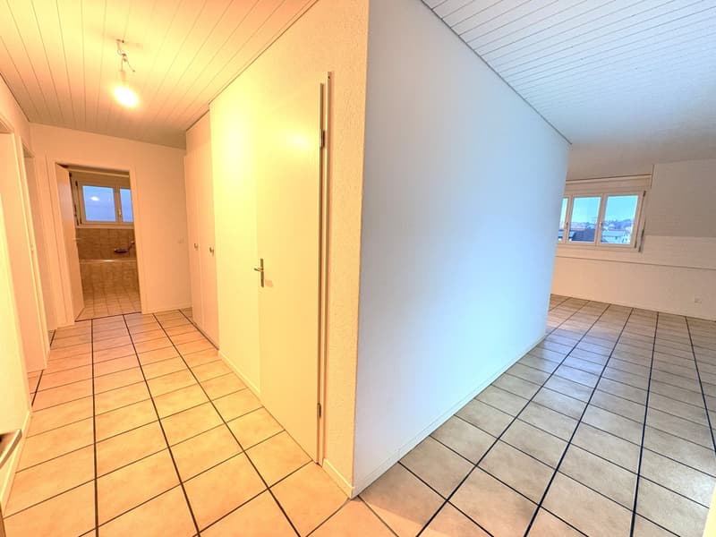 Bel appartement spacieux de 4,5 pièces au 2e étage d'une maison de 6 familles bien entretenue (2)