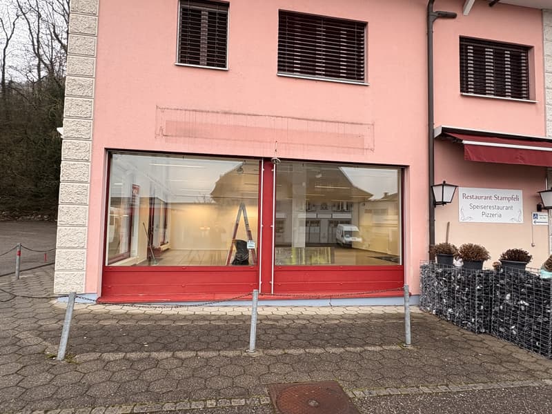 Espace commercial attractif avec stockage en centre-ville d'Oensingen (2)