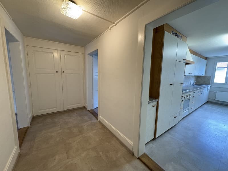 Schöne, grosszügige 3.5-Zimmerwohnung im 2.OG zu vermieten (2)