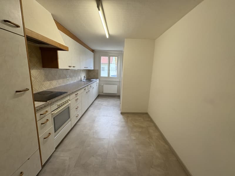 Schöne, grosszügige 3.5-Zimmerwohnung im 2.OG zu vermieten (3)
