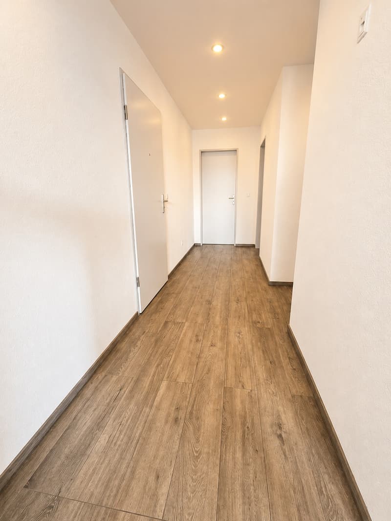 Grosszügige 2.5-Zimmer-Wohnung im 1.OG mit grosser Terrasse u. Balkon (5)
