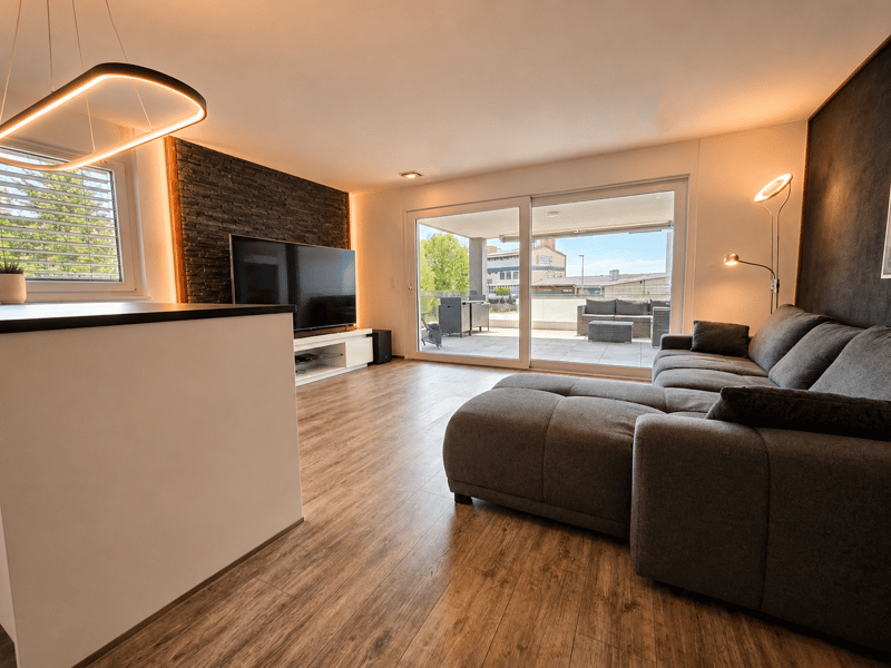 Grosszügige 2.5-Zimmer-Wohnung im 1.OG mit grosser Terrasse u. Balkon (2)