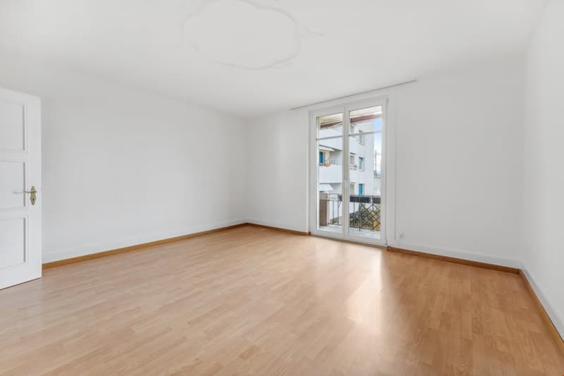 empty room, white walls, wooden floor, sliding glass door, balcony