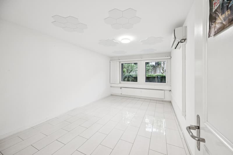 empty room, white walls, white tiles, windows, air conditioner