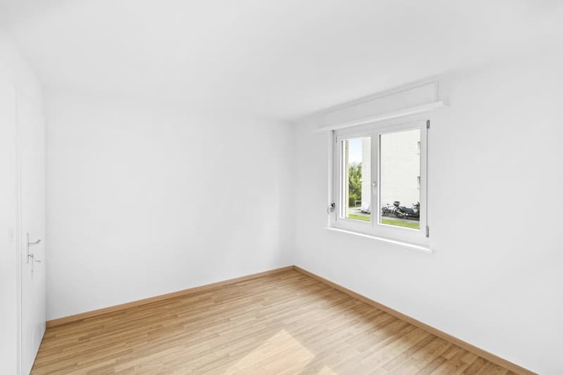 empty room, white walls, wooden floor, window