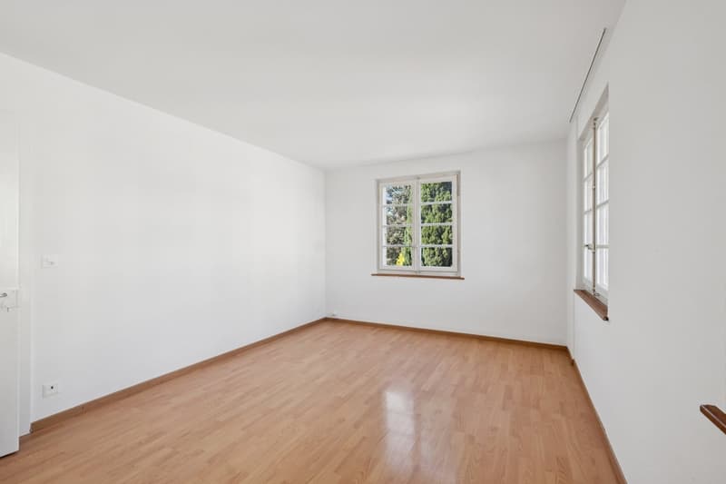 empty room, white walls, wooden floor, two windows, power outlets