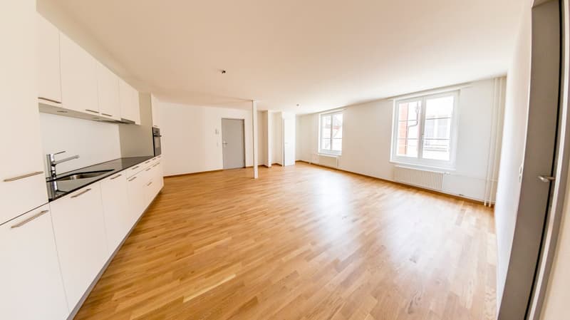 Mitten in der Altstadt - Grosse Wohnung mit 2 Badezimmern und Reduit (1)