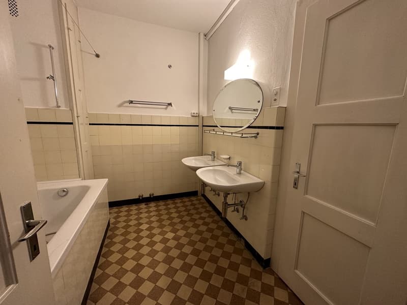 Badezimmer mit Badewanne