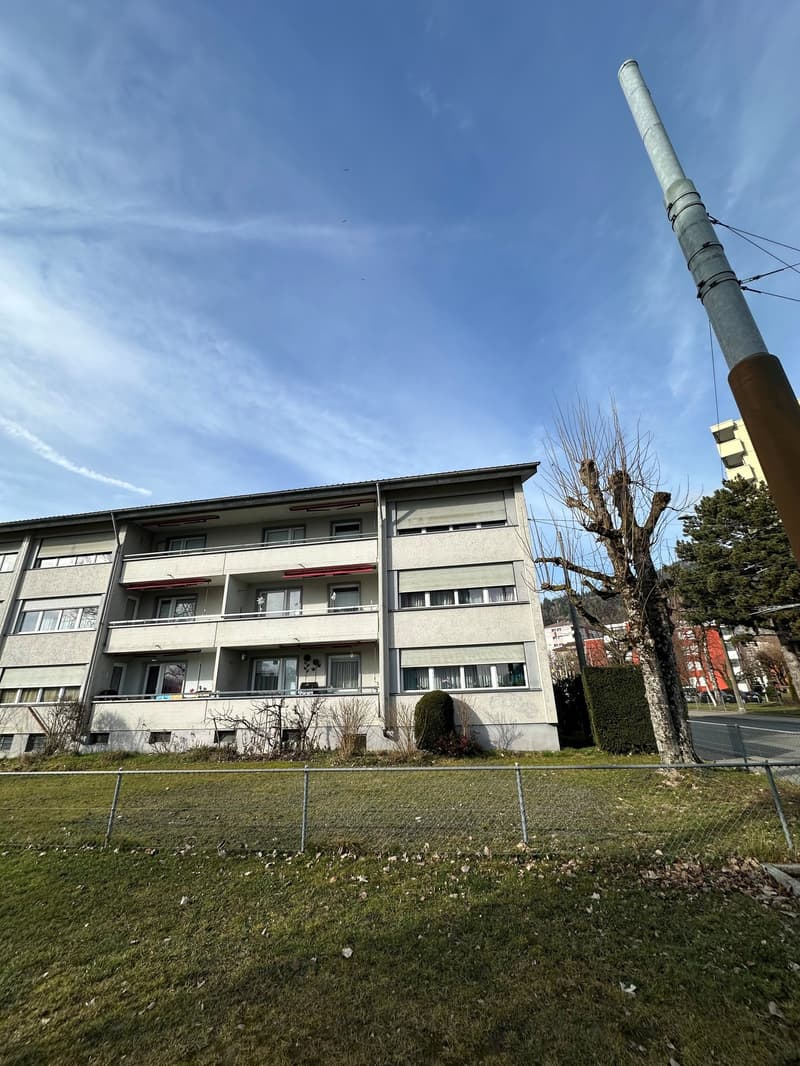 Affascinante appartamento di 4.5 locali con balcone a Biel (1)