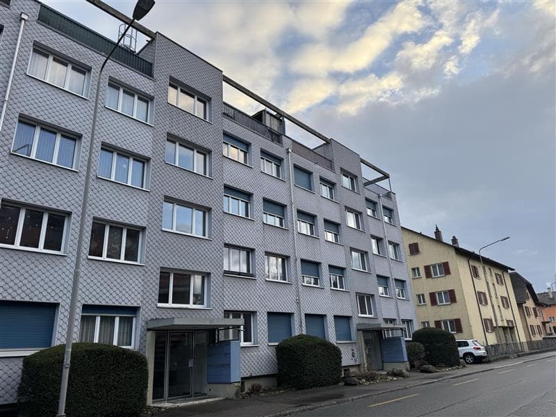 Appartamento di 2,5 locali all'ultimo piano con balcone e vista panoramica a Biel (7)