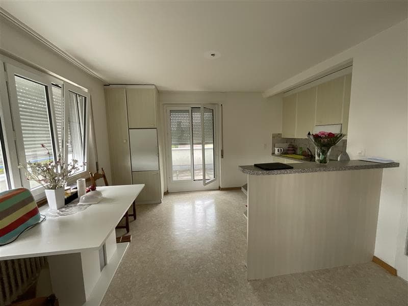 Appartamento di 2,5 locali all'ultimo piano con balcone e vista panoramica a Biel (2)