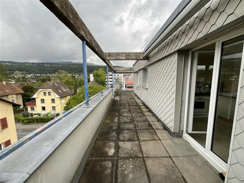 Appartamento di 2,5 locali all'ultimo piano con balcone e vista panoramica a Biel (5)