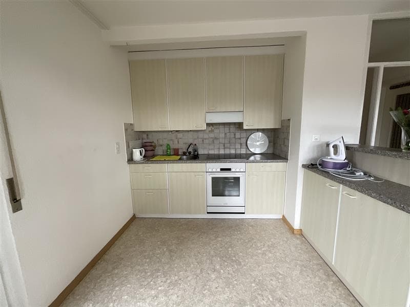 Appartamento di 2,5 locali all'ultimo piano con balcone e vista panoramica a Biel (3)