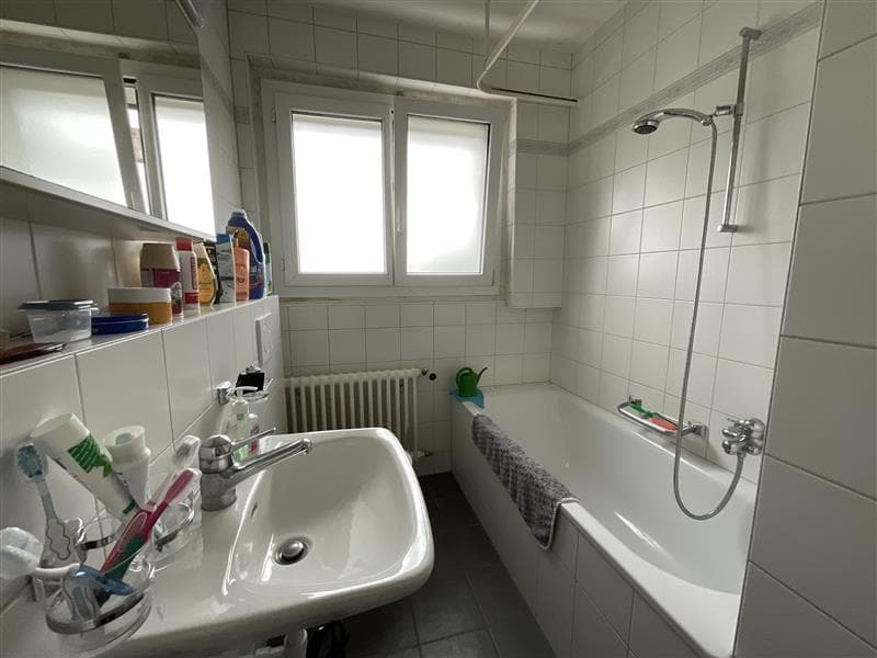 Appartamento di 2,5 locali all'ultimo piano con balcone e vista panoramica a Biel (4)