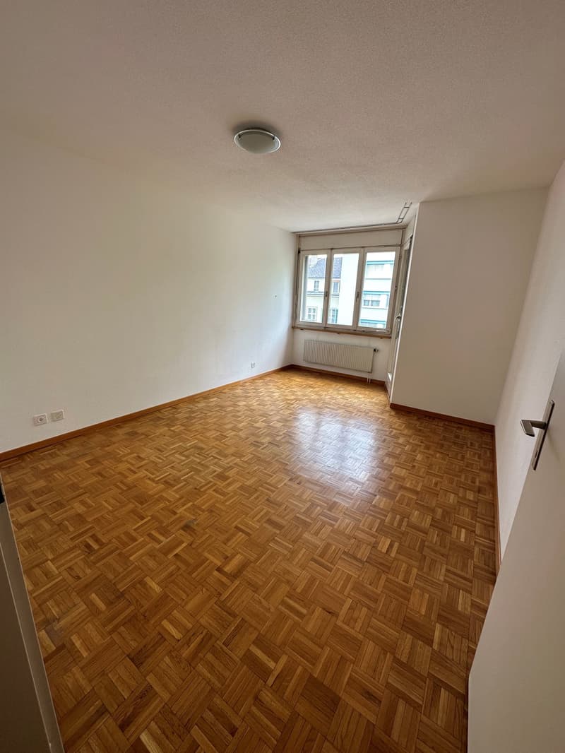 Praktische 2-Zimmerwohnung mitten in Biel (3)