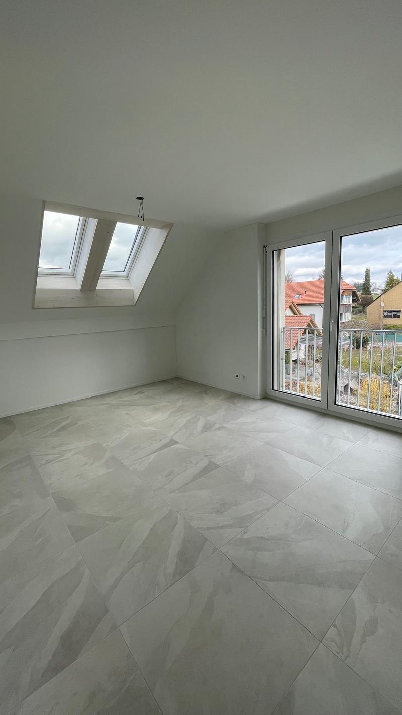 Moderne 4.5-Zimmer-Dachwohnung mit Galerie und gedecktem Balkon (3)