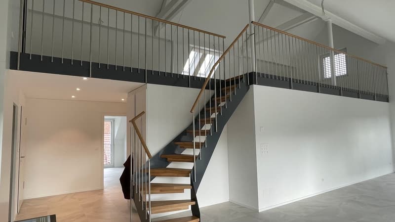 Holz /Metalltreppe zur Galerie