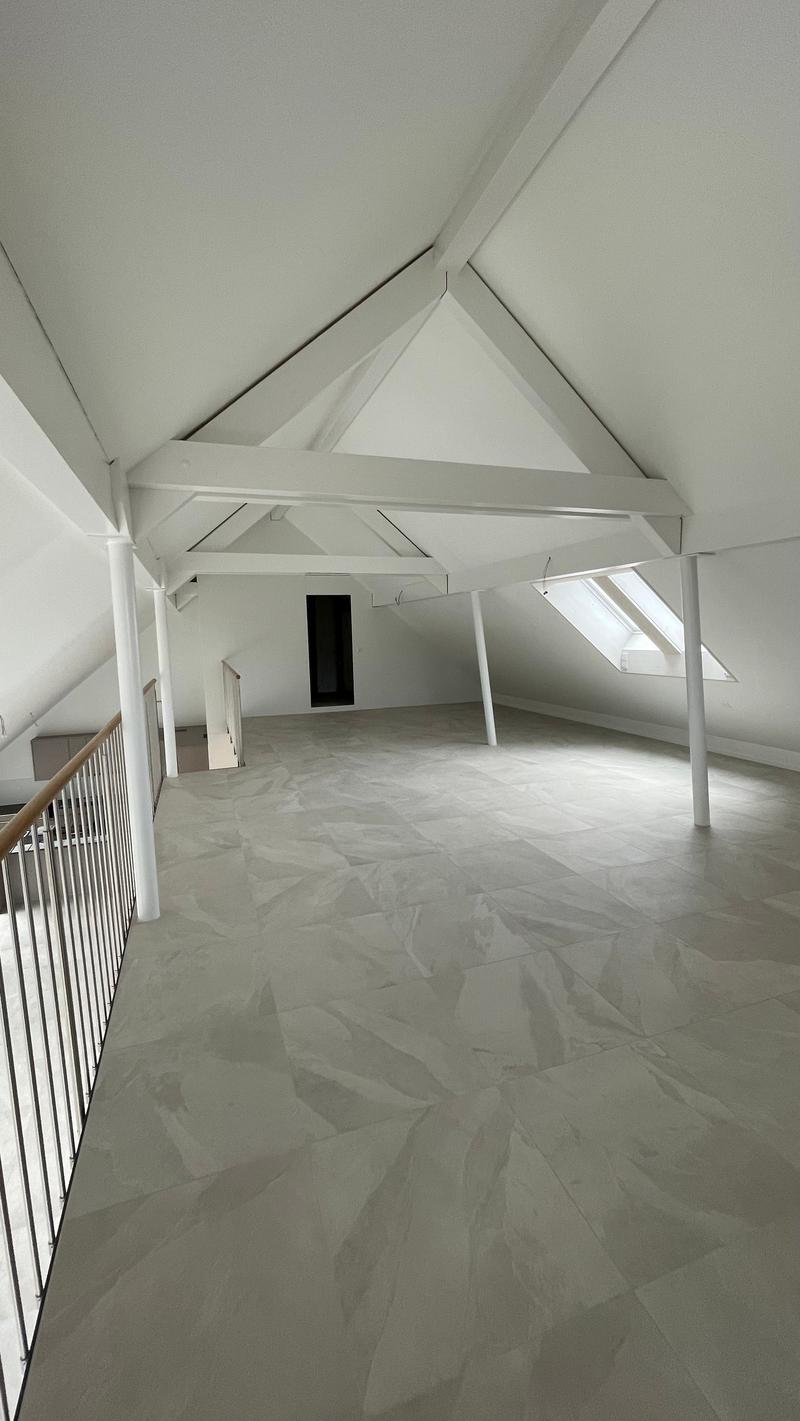 Galerie mit Dachfenstern und Nebenraum