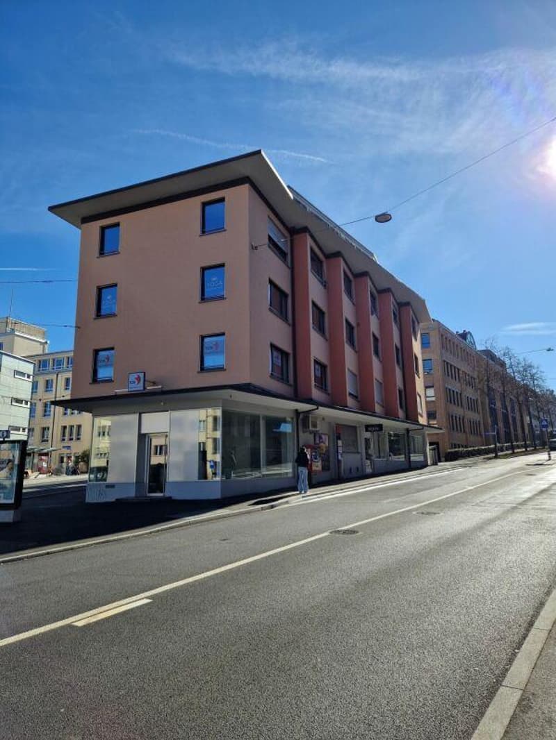 Zentralgelegene Büro- / Praxisräumlichkeiten suchen neue Mieter (2)
