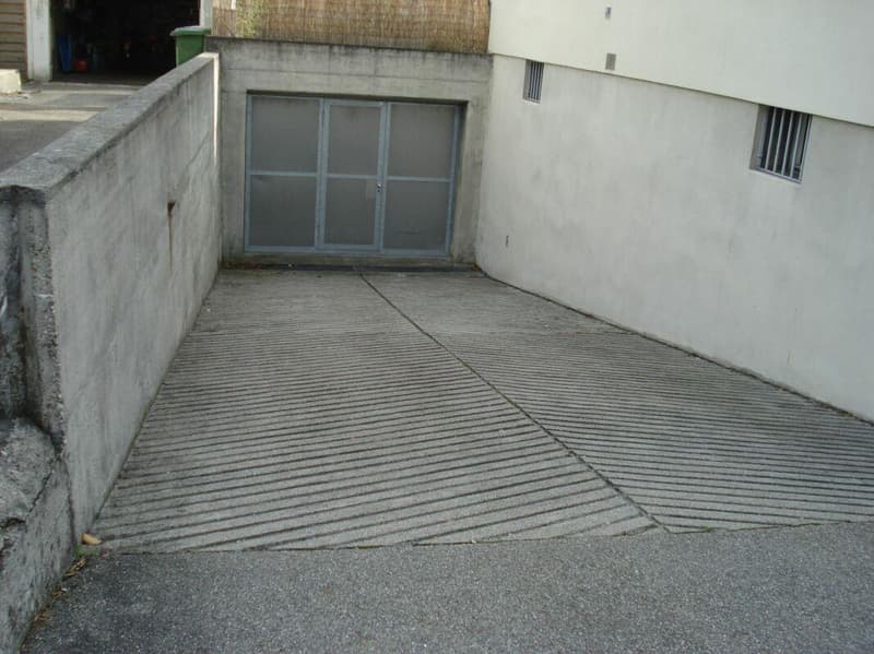 Auto-Einstellplatz zu vermieten (1)