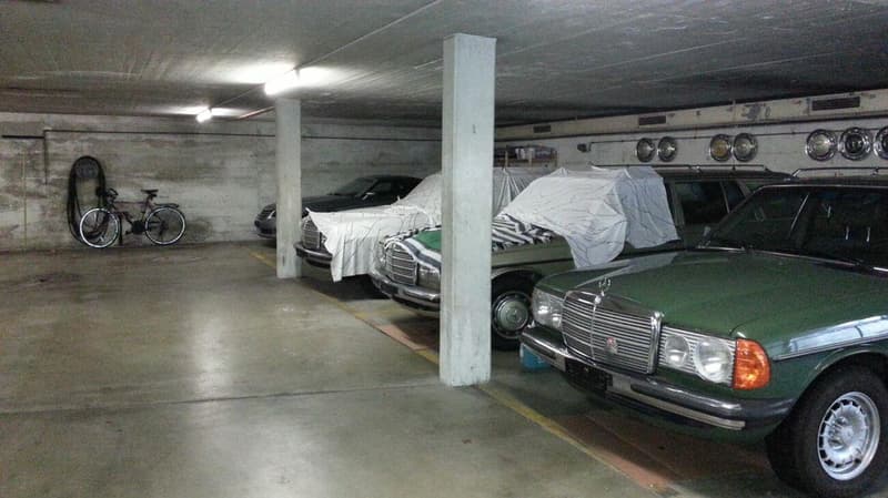 Auto-Einstellplatz zu vermieten (2)