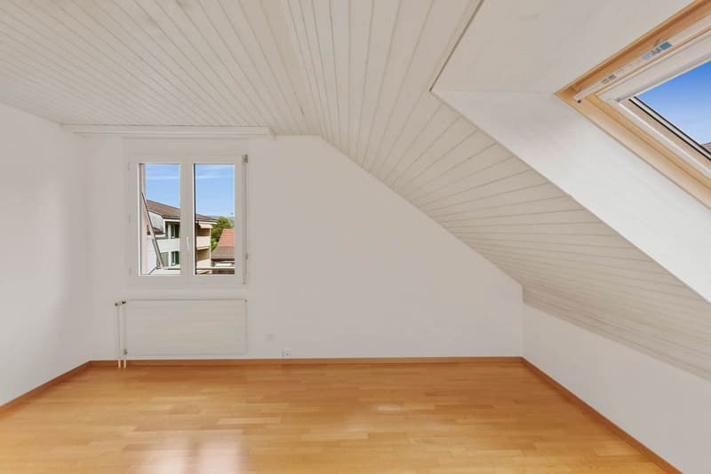 Grosszügige 4.5-Zimmerwohnung im Dachgeschoss mit Balkon (6)