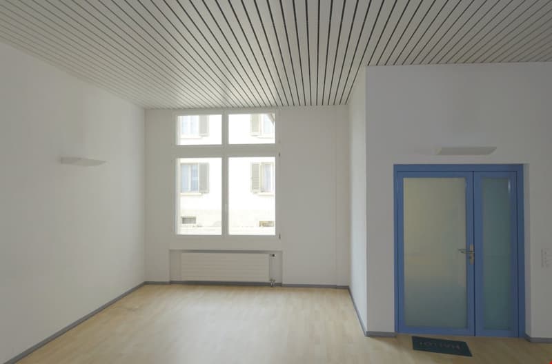 Teil vom Raum Sekretariat, rechts der Eingang,, mit Laminat