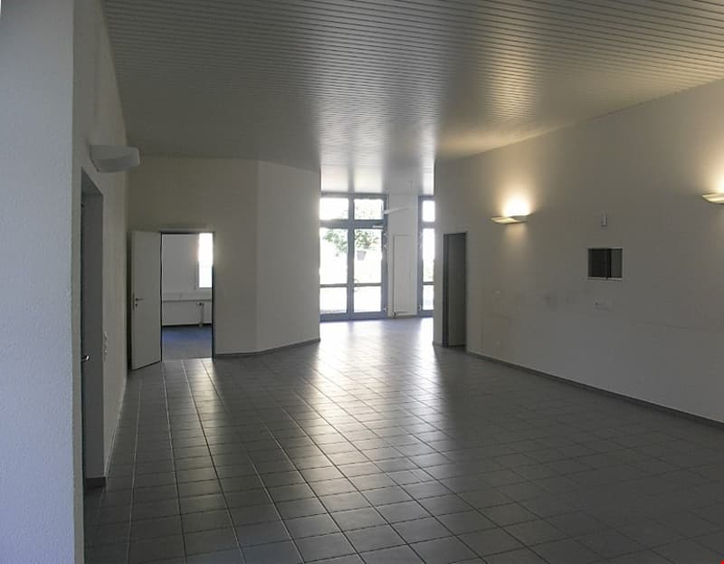 Sekretariat, Blick zum Büro 1 und Showroom, mit Plattenboden