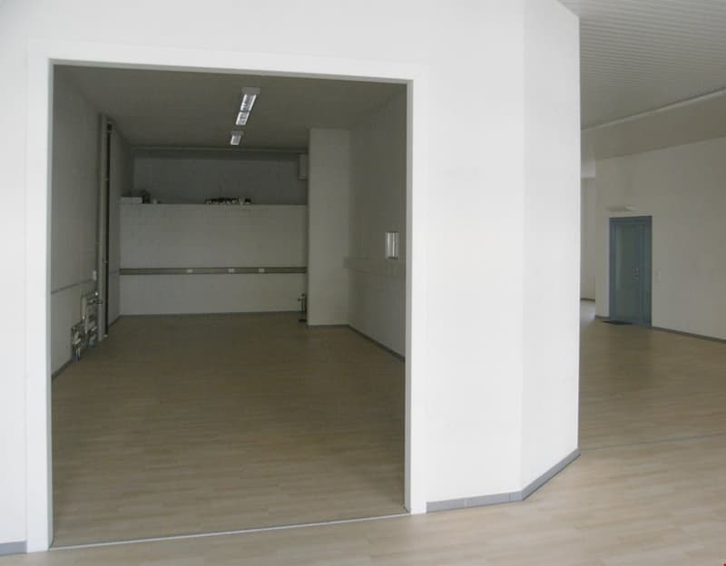 links das Archiv/Lager, heute offen zum Showroom