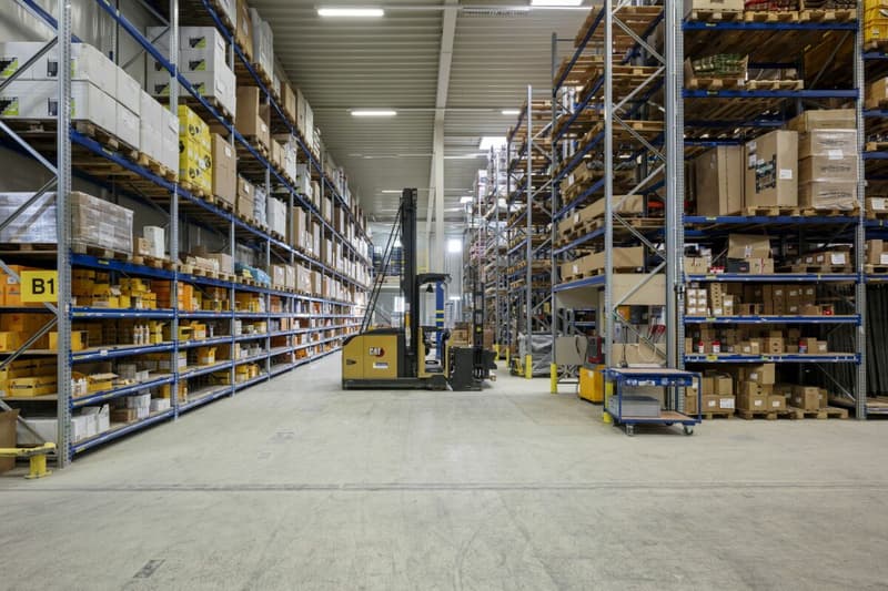 Geschäftshaus mit 10 m Hochregallager und 800 m2 Büro zentral im Mittelland (6)