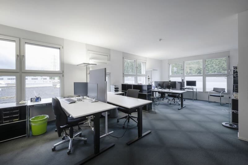 Geschäftshaus mit 10 m Hochregallager und 800 m2 Büro zentral im Mittelland (12)