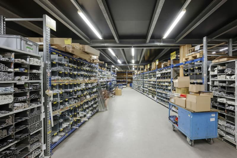 Geschäftshaus mit 10 m Hochregallager und 800 m2 Büro zentral im Mittelland (7)