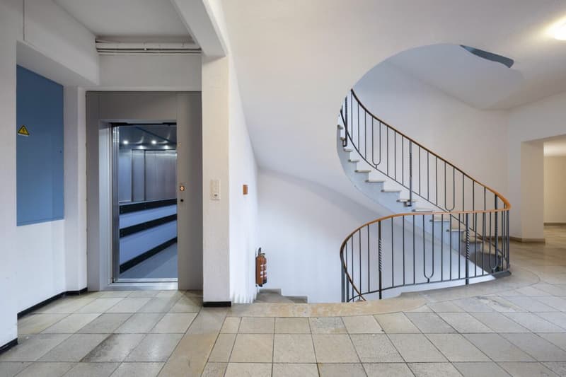 Zugangsbereich Praxis mit Lift und Treppenhaus