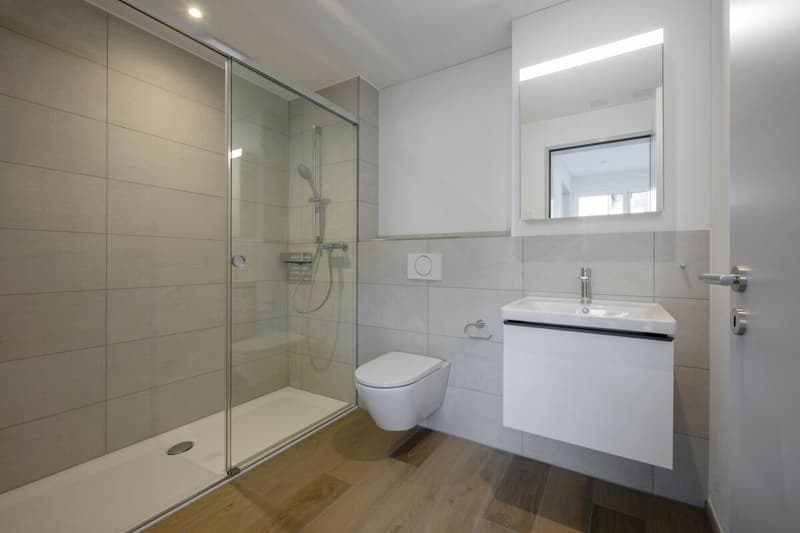 Grosse Dusche mit Glastrennwand