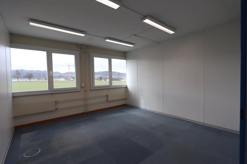empty room, ceiling lights, windows, floor heating