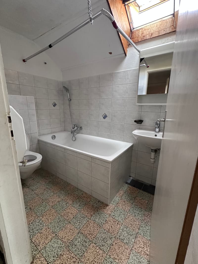 helle 2 1/2 Zimmer Wohnung 2. OG süd mit privatem Balkon und Dachzimmer (5)