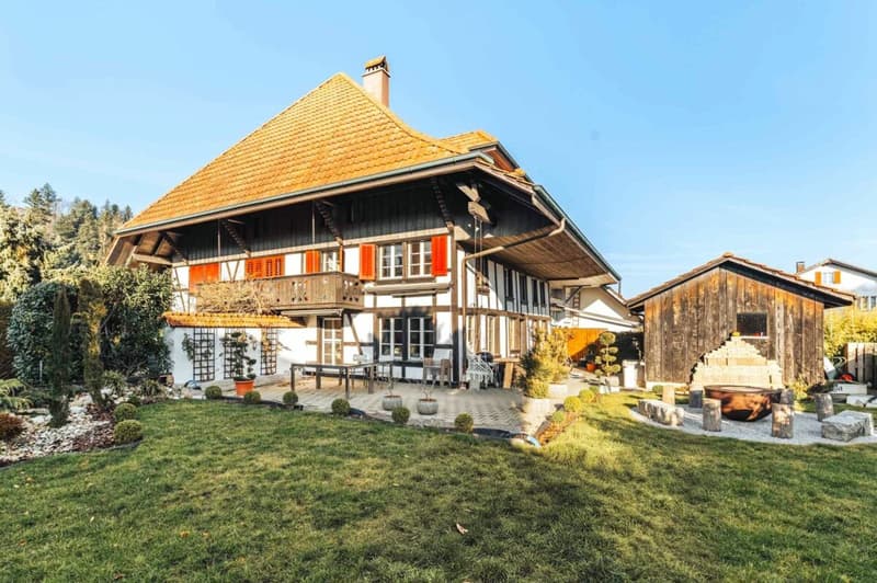 Stilvoller Hausteil mit hohem Ausbaustandard und grossem Garten (1)