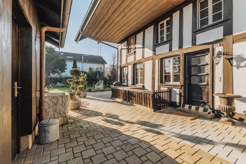 Stilvoller Hausteil mit hohem Ausbaustandard und grossem Garten (3)
