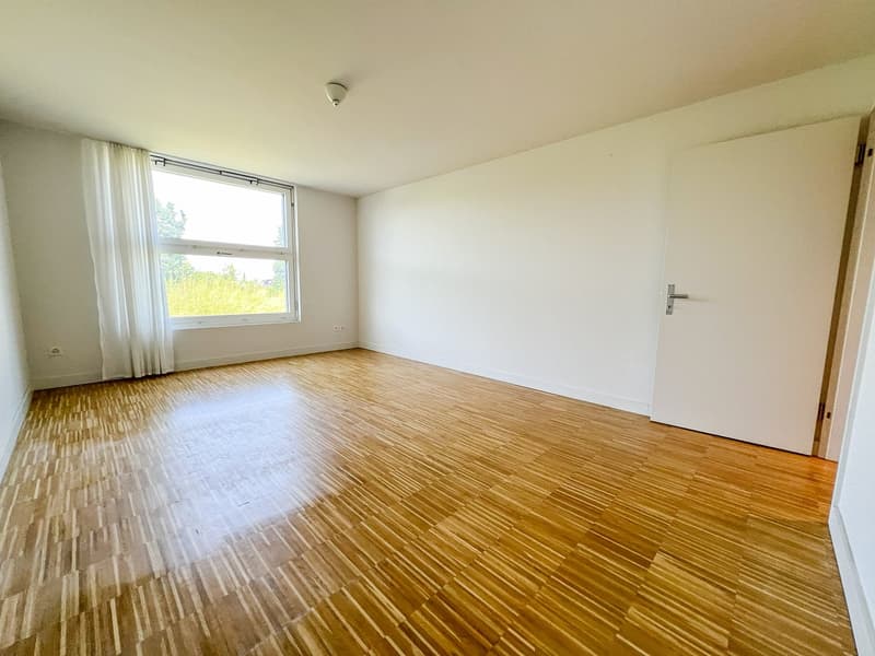 empty room, wooden floor, white walls, large window, white curtains, ceiling lamp