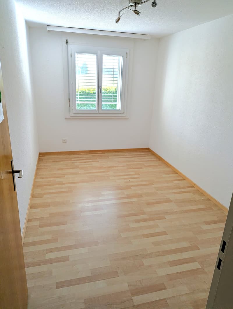 Schöne und grosszügige 4.5 Zimmer Wohnung mit Blick ins Grüne (5)