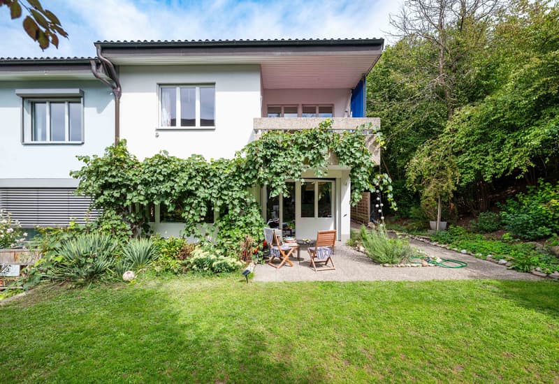 Hausansicht mit Terrasse