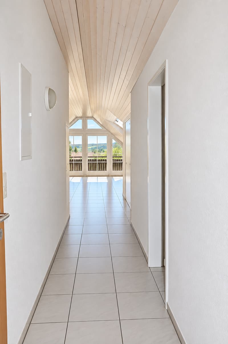Charmante 2.5-Zimmer-Dachwohnung mit herrlichem Ausblick in Fischbach-Göslikon (2)