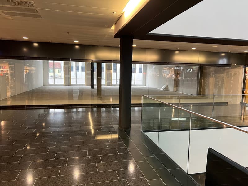 Open floor plan, glass walls, tiled flooring, ceiling lights, glass railings