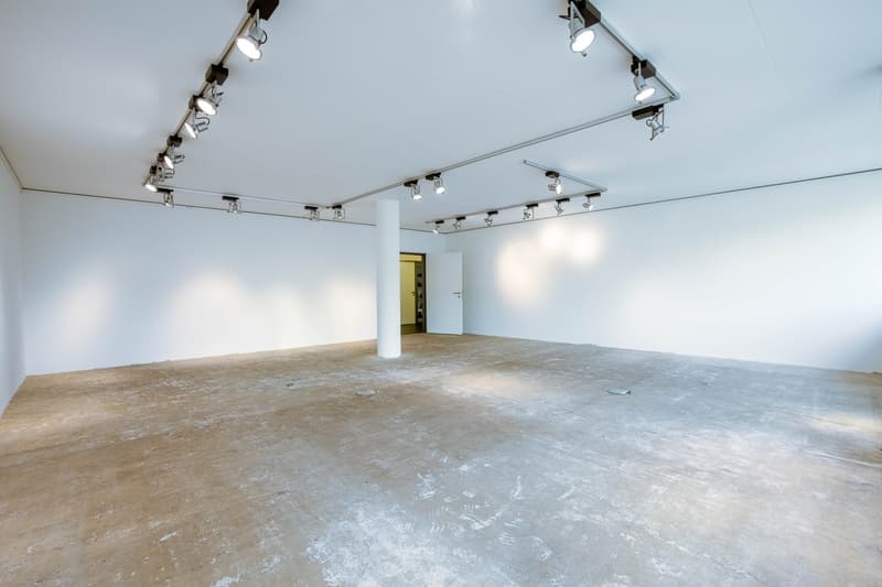 Emplacement de bureau, commercial ou de pratique dans un immeuble bien entretenu au cœur de Spreitenbach (2)