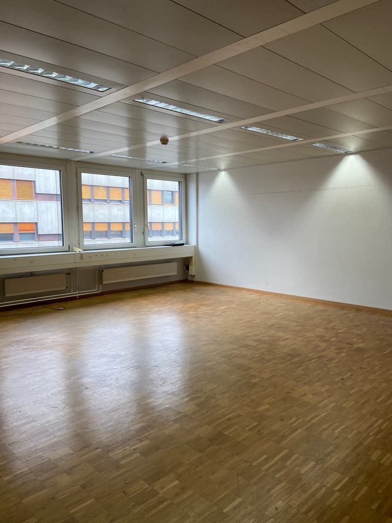 Attraktive Bürofläche mit idealer Verkehrsanbindung in Dübendorf (3)