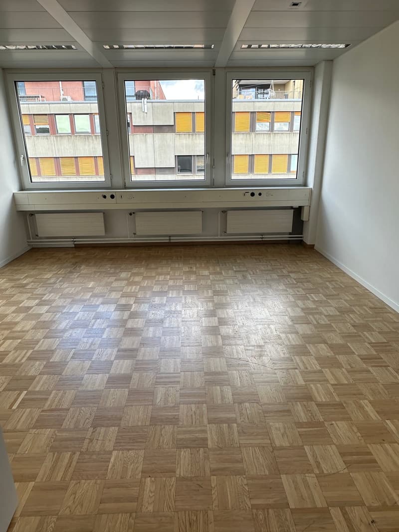 Helles Büro im 4. OG in Dübendorf (3)